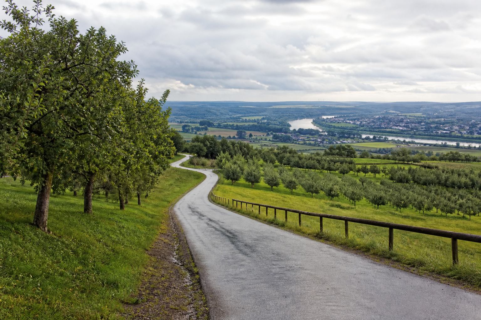 Übersichtsweg durch Obstgärten und Felder in Franken